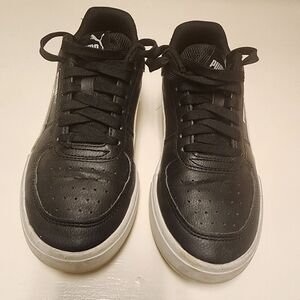 Boy's Puma Leather Black and White Sneakers, size 5.5 US, Big Kid